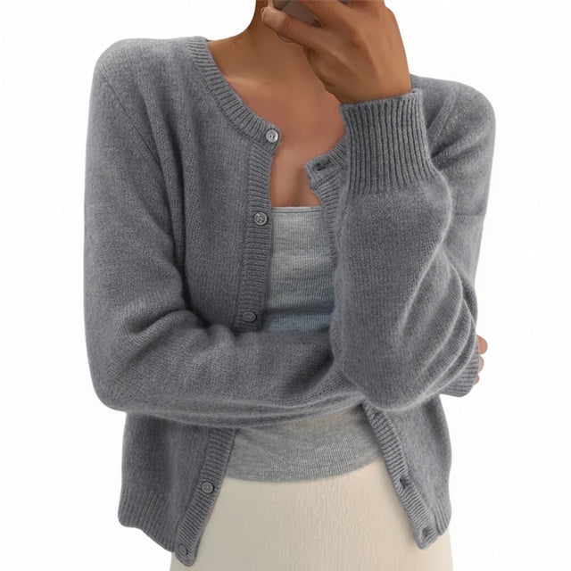 Tijdloze dames cardigan met ronde hals en lange mouwen, elegante knoopsluiting. Perfect voor comfort en stijl.