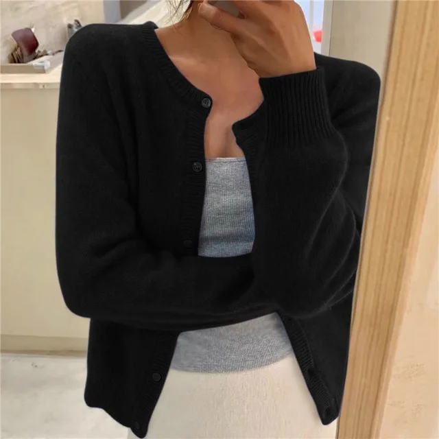 Stijlvolle dames cardigan, geschikt voor casual en elegante outfits. Met praktische knoopsluiting en ronde hals.