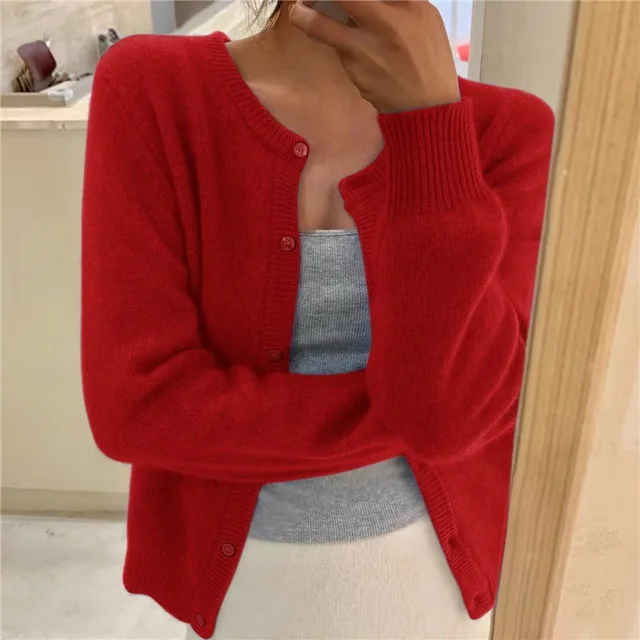 Eenvoudige maar elegante dames cardigan met knoopsluiting en ronde hals. Tijdloze stijl voor elke gelegenheid.