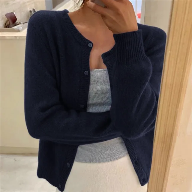 Dames cardigan met regular fit en knoopsluiting. Een tijdloos vest met lange mouwen, essentieel voor damesmode.