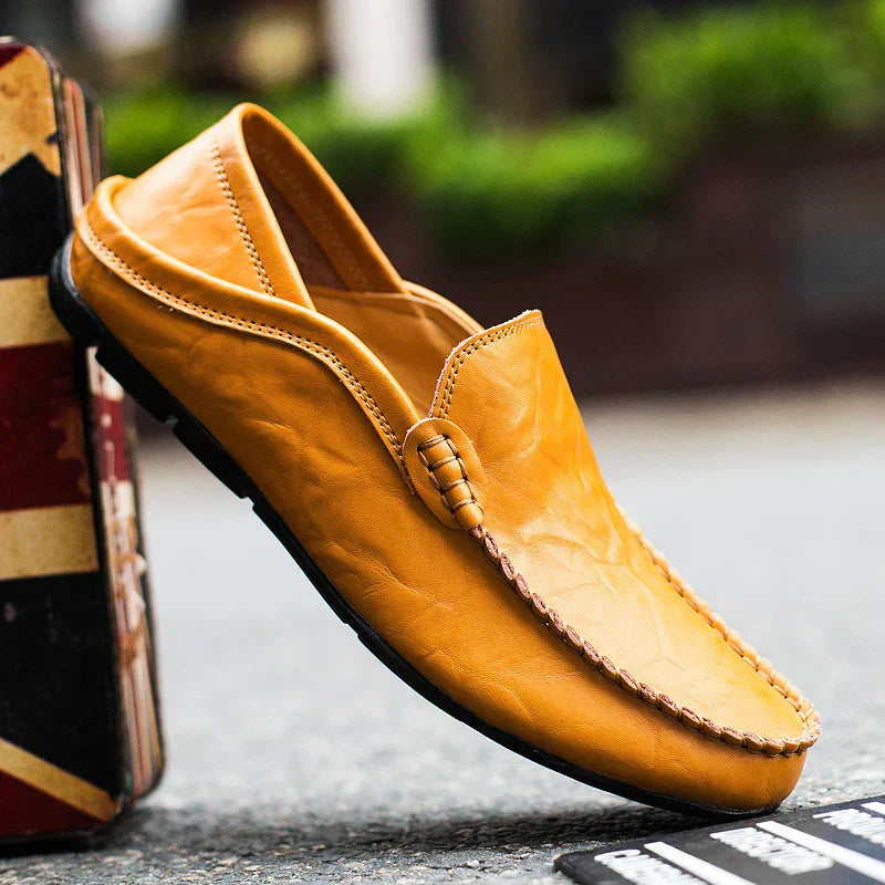 "Tijdloze leren herenloafers met een luxe finish en stevige zolen, ideaal voor elke gelegenheid, zakelijk of informeel."