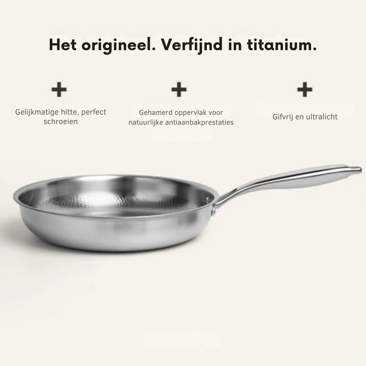 Glanzende gehamerde titanium kookpan in een moderne keuken, klaar voor heerlijke gerechten.