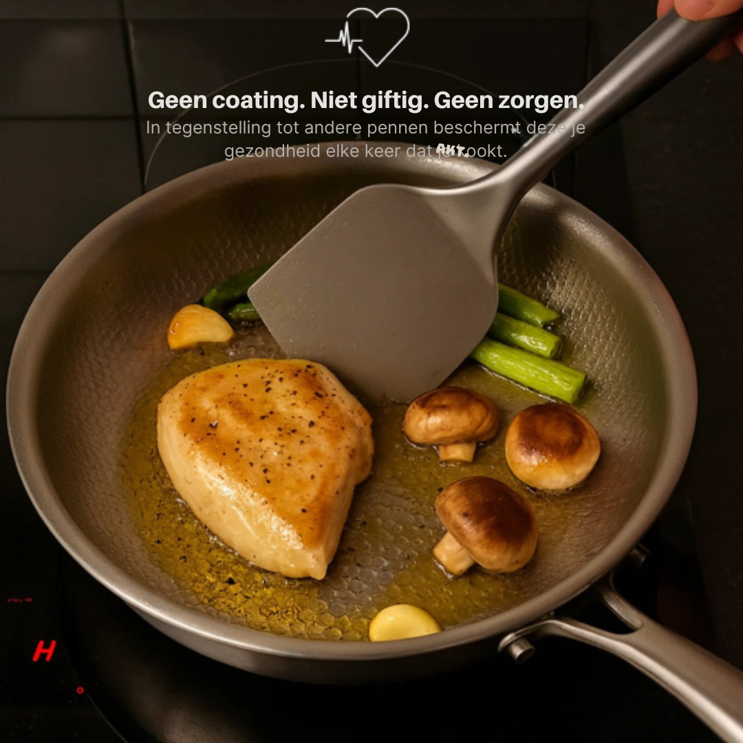 Gehamerde titanium kookpan op inductieplaat, symbool van efficiënt en stijlvol koken.