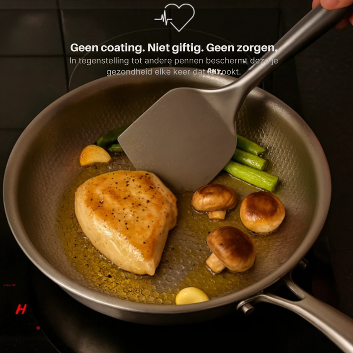 Gehamerde titanium kookpan op inductieplaat, symbool van efficiënt en stijlvol koken.