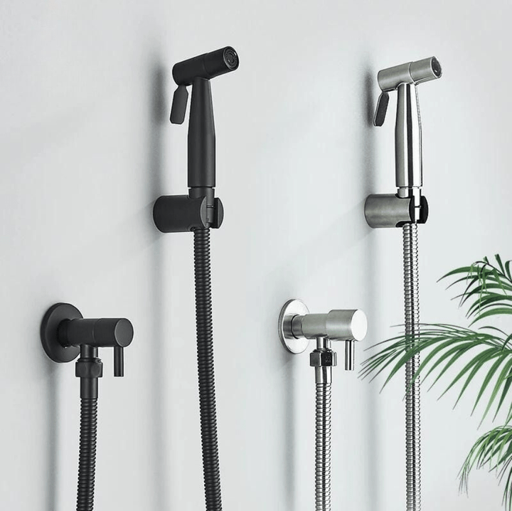 "Toilet bidet sprayer, modern ontwerp, roestbestendig, zilver, zwart, hygiënisch en comfortabel accessoire voor badkamer."