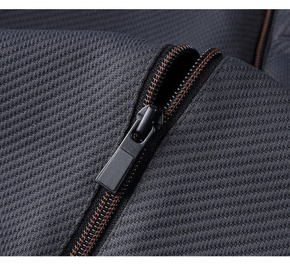 "Trainingspak heren, stijlvol en comfortabel, strak ontwerp met ritssluiting, geschikt voor sport en casual gelegenheden."