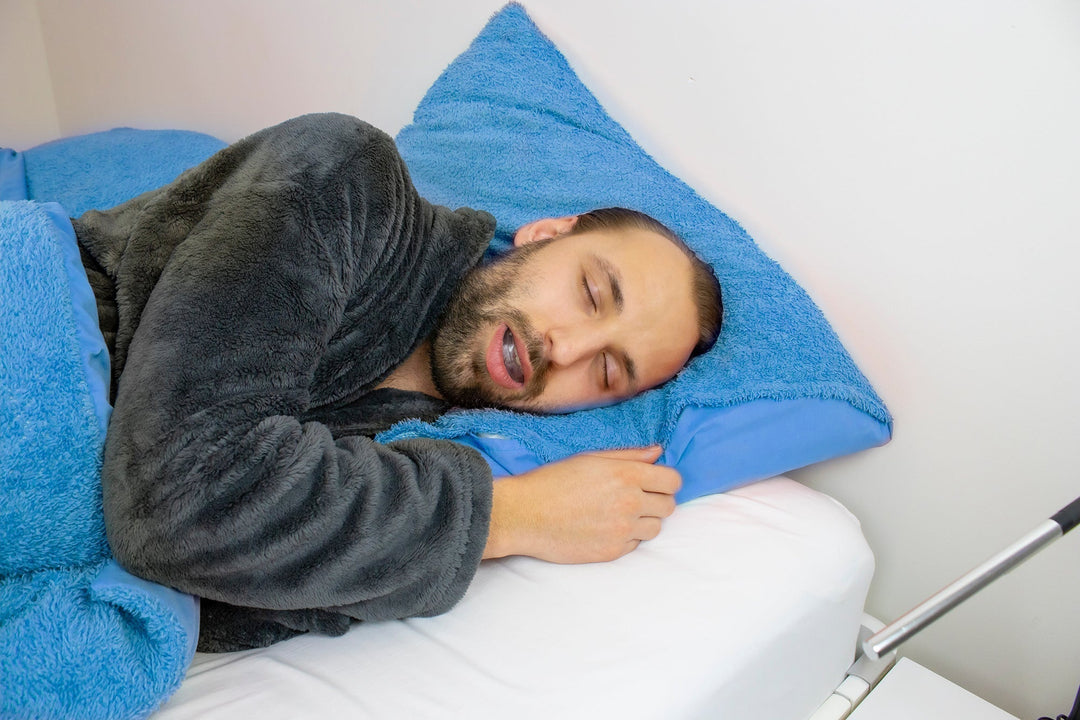 "Transparante anti-snurkbeugel op nachtkastje, medisch-grade siliconen, verstelbaar voor comfortabel gebruik en snurkpreventi