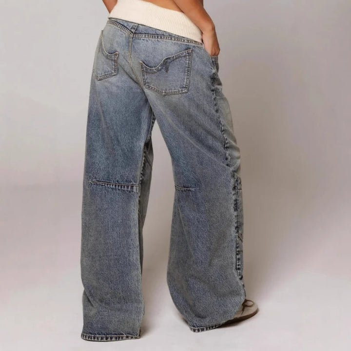 Modieuze dames baggy jeans met extra wijde pijpen, ideaal voor een hippe streetstyle outfit.