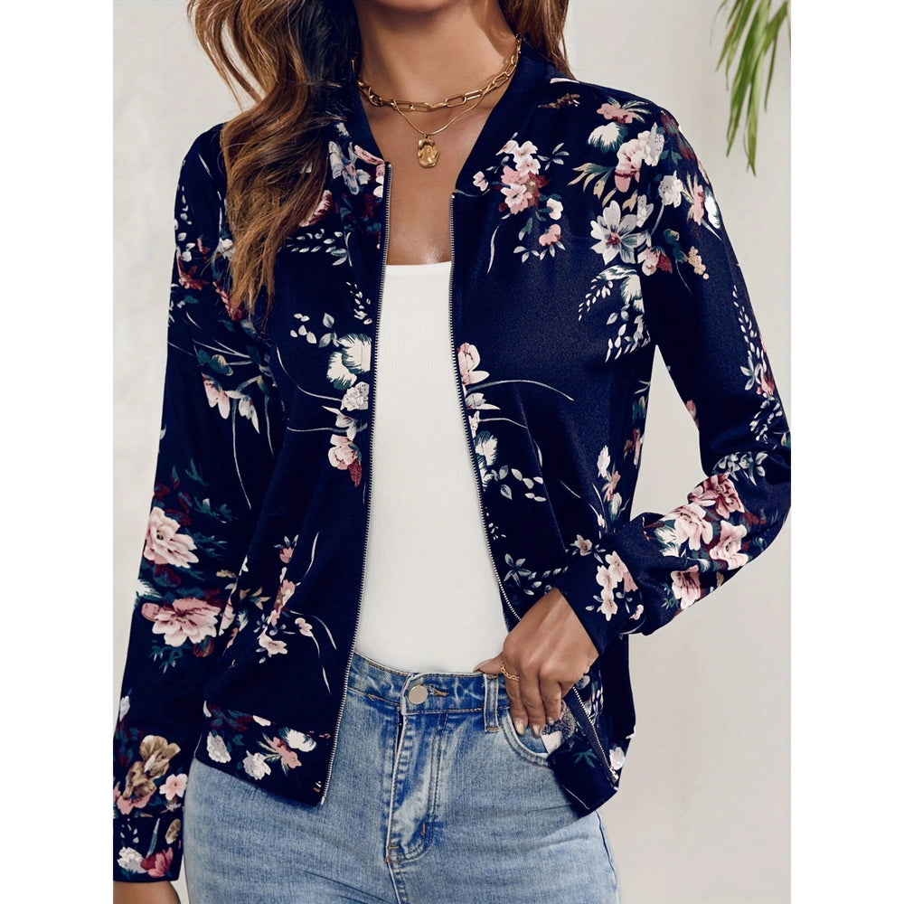 Casual dames bomberjack met chique bloemenprint. Dit mode item voor lente/zomer heeft een comfortabele pasvorm & ritssluiting.