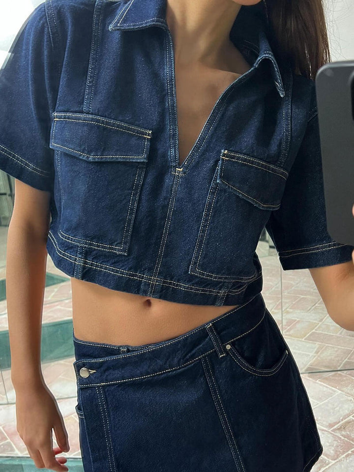 Casual blauwe denim co-ord set voor dames, bestaande uit een modieuze top en comfortabel rokbroekje.