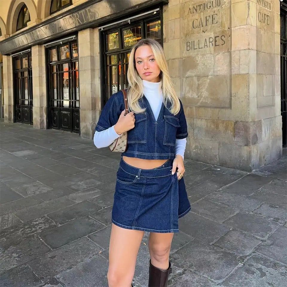 Dames tweedelige denim set: hippe top en rokbroekje voor een complete, casual en zomerse look.