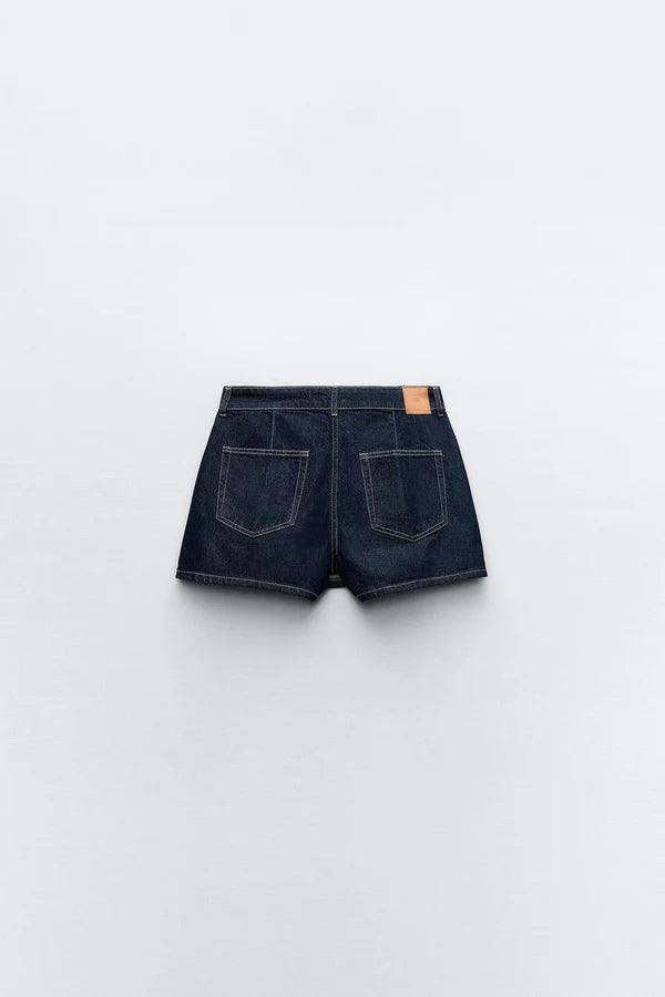 Stijlvolle dames denim co-ord set, inclusief een elegante top en een luchtig rokbroekje. Ideaal voor warm weer.