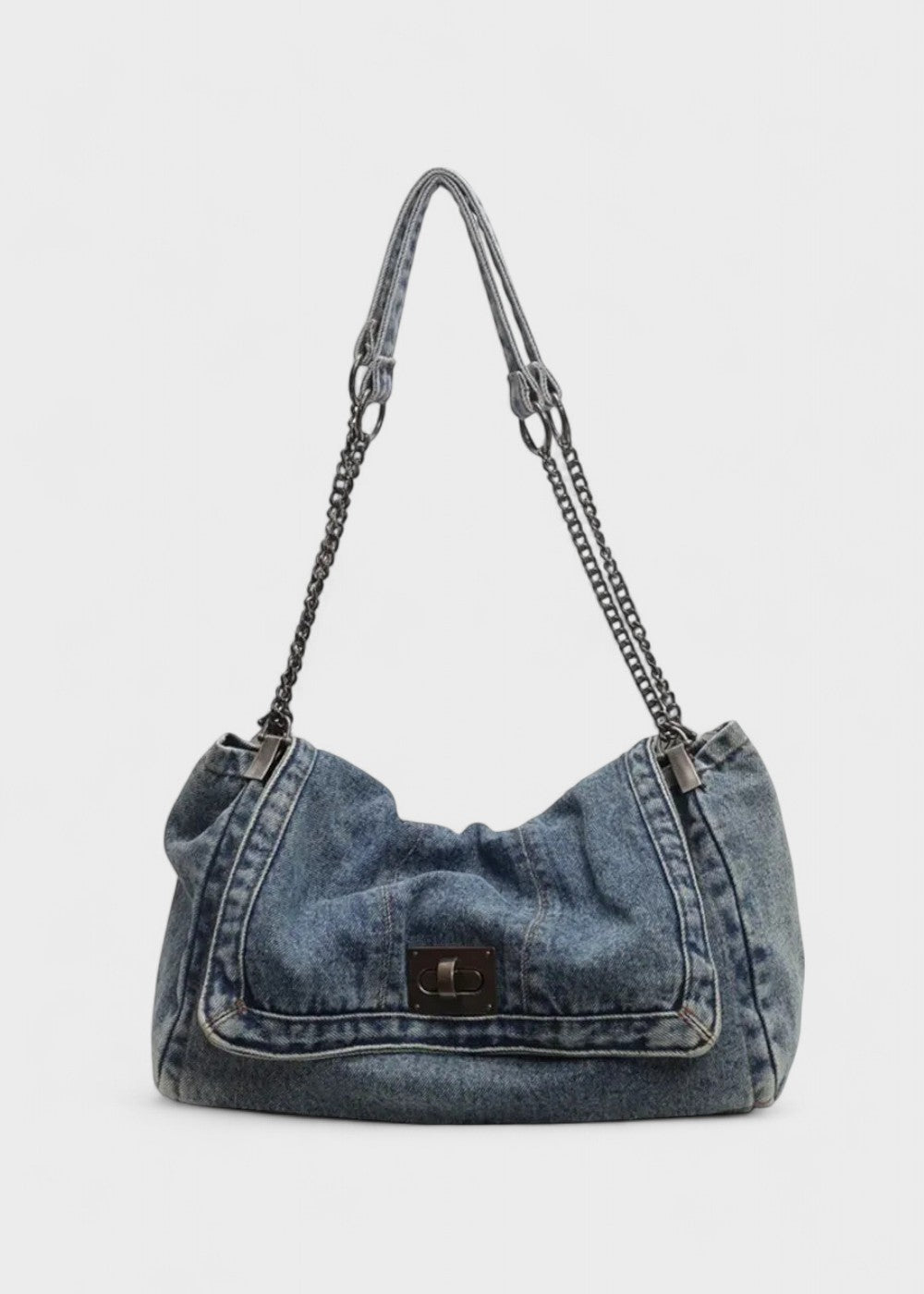 Trendy dames denim kettingtas, stijlvol accessoire voor een veelzijdige urban look.