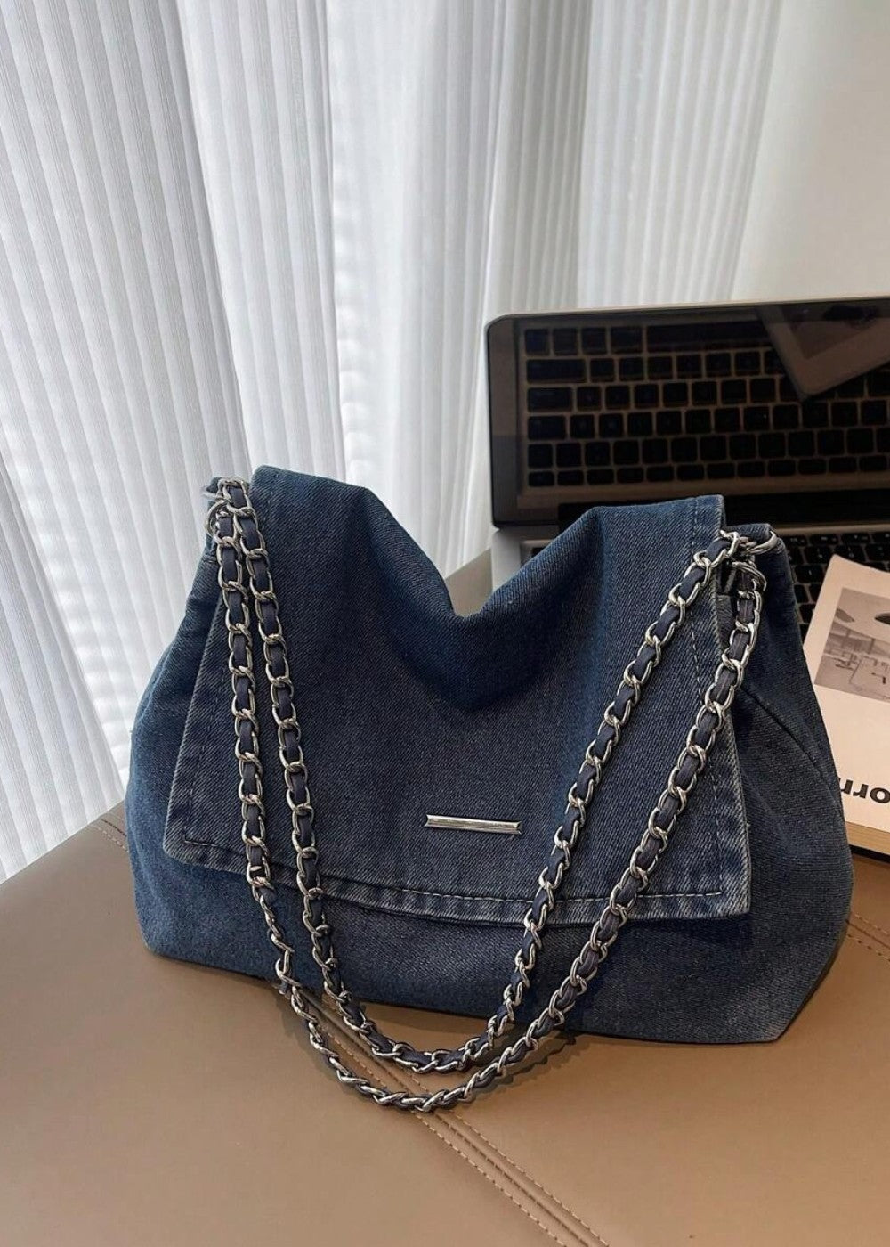 Compacte denim kettingtas voor dames, veelzijdig en trendy voor een complete urban look.