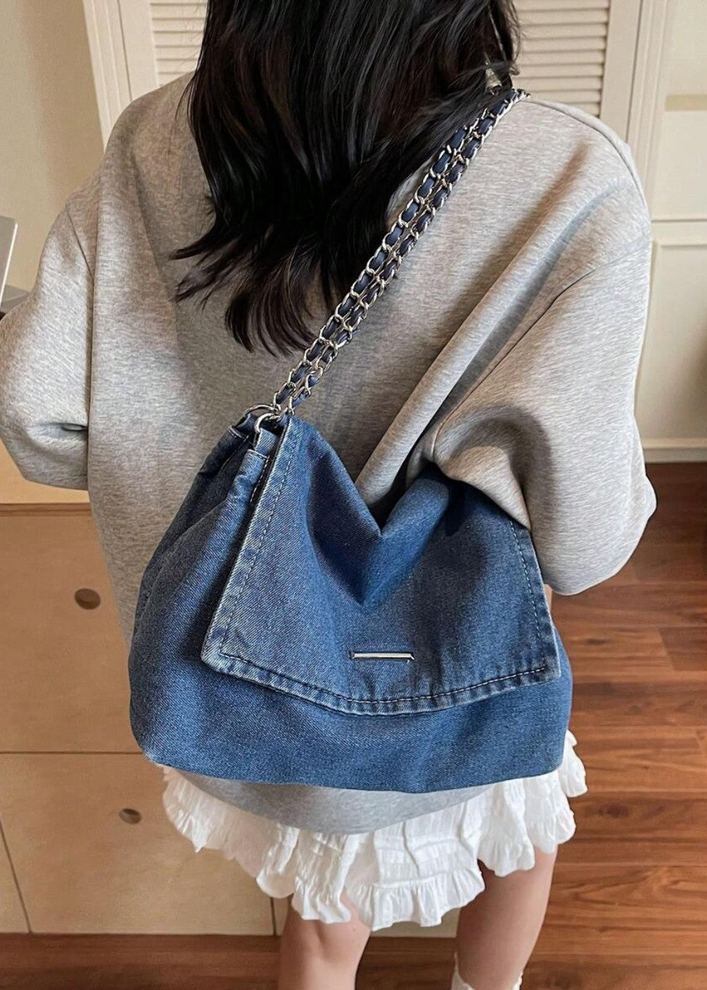 Dames denim tas met schouderketting, een stijlvolle keuze voor een eigentijdse urban vibe.