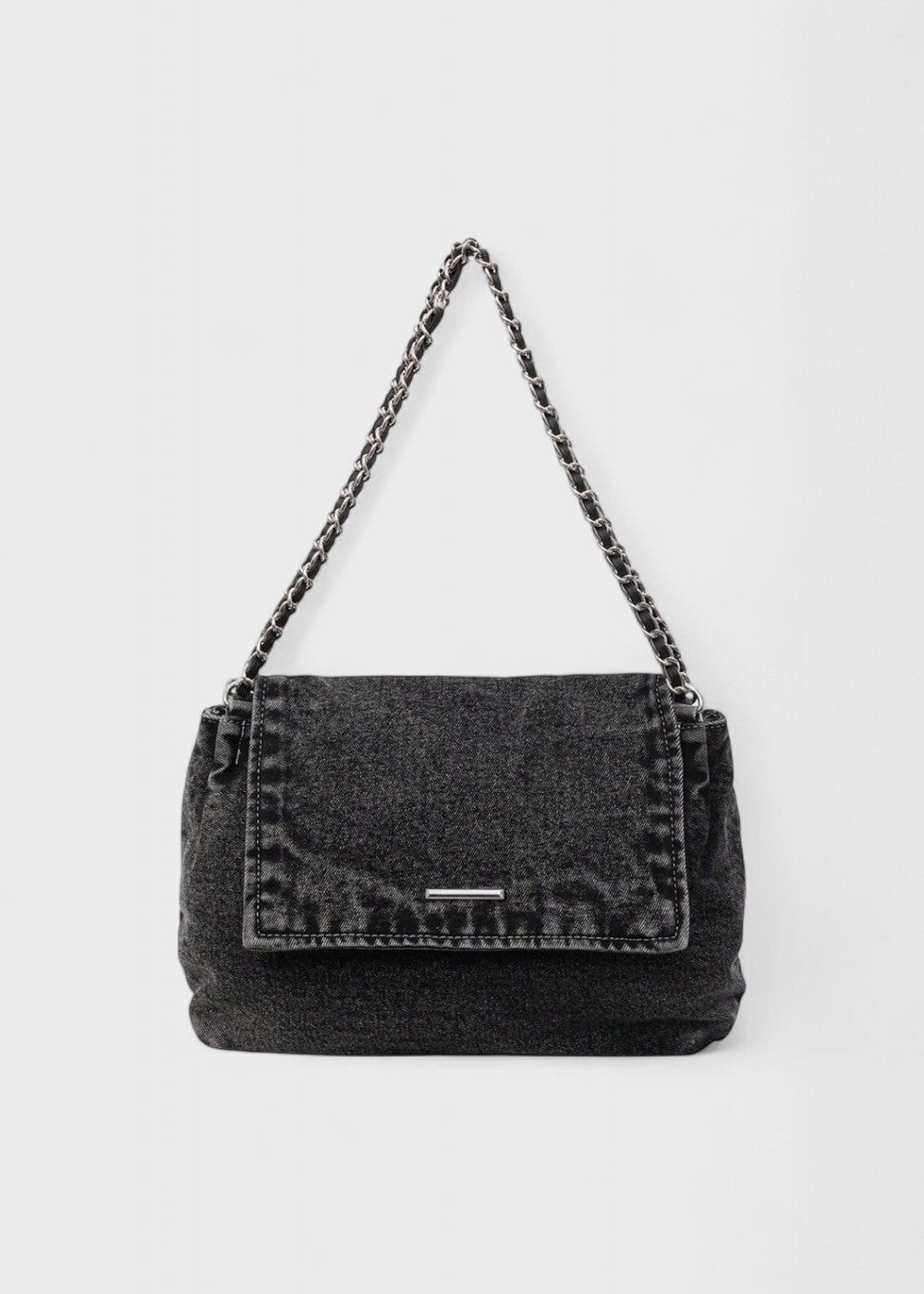 Stoere dames denim kettingtas, combineerbaar met diverse urban outfits voor een unieke stijl.