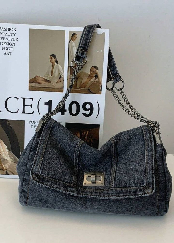 Detailopname van een trendy dames denim kettingtas, accentueert het urban design.