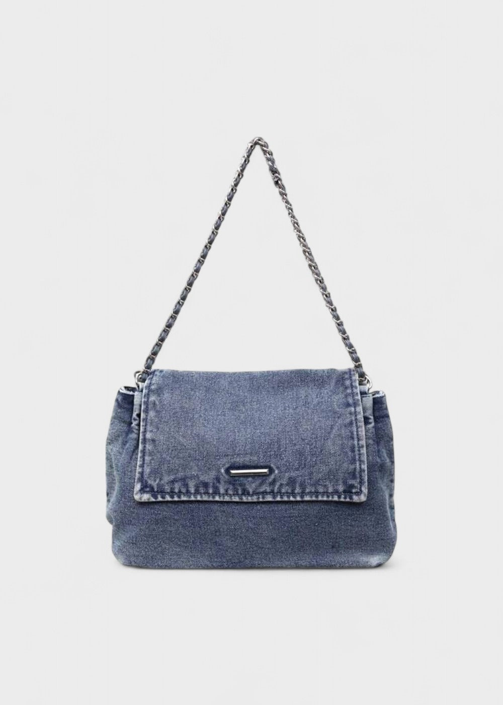 Lichtgewicht denim kettingtas voor dames, comfortabel en stijlvol voor dagelijks urban gebruik.