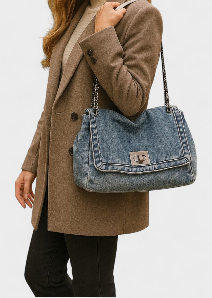 Dames denim handtas met chique ketting, perfect voor een urban en trendy uitstraling.