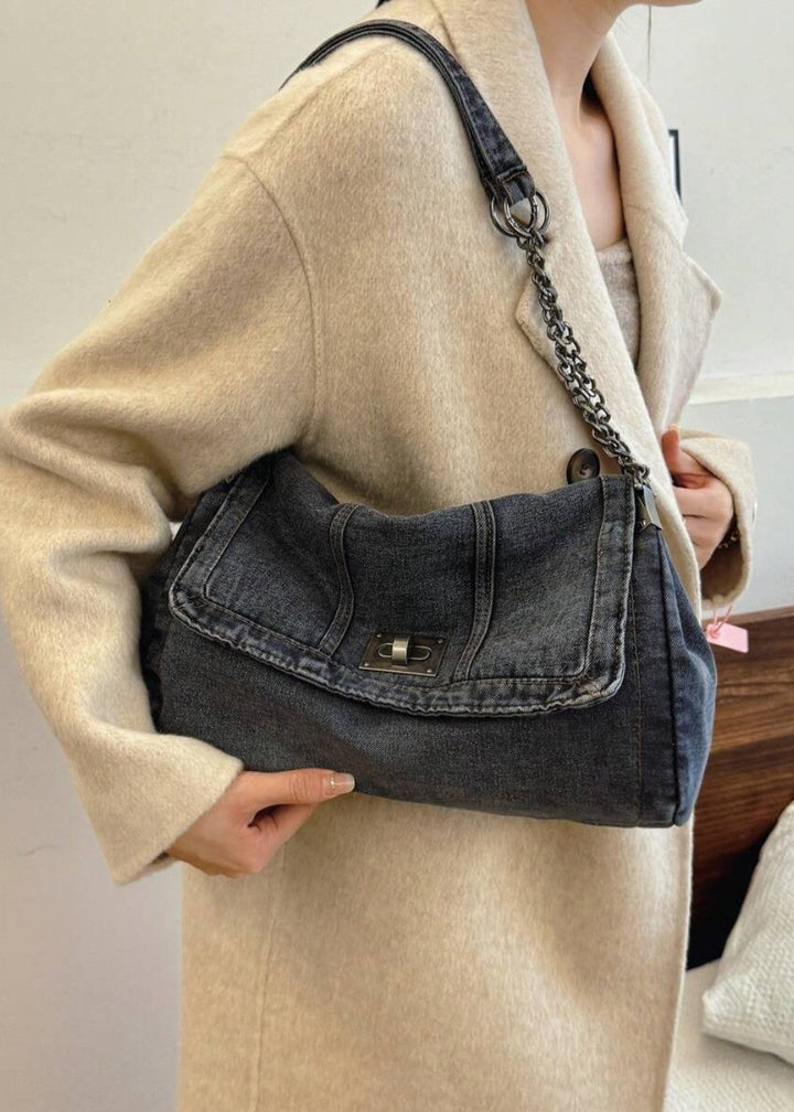 Stijlvolle denim kettingtas voor dames, een must-have accessoire voor een moderne urban look.