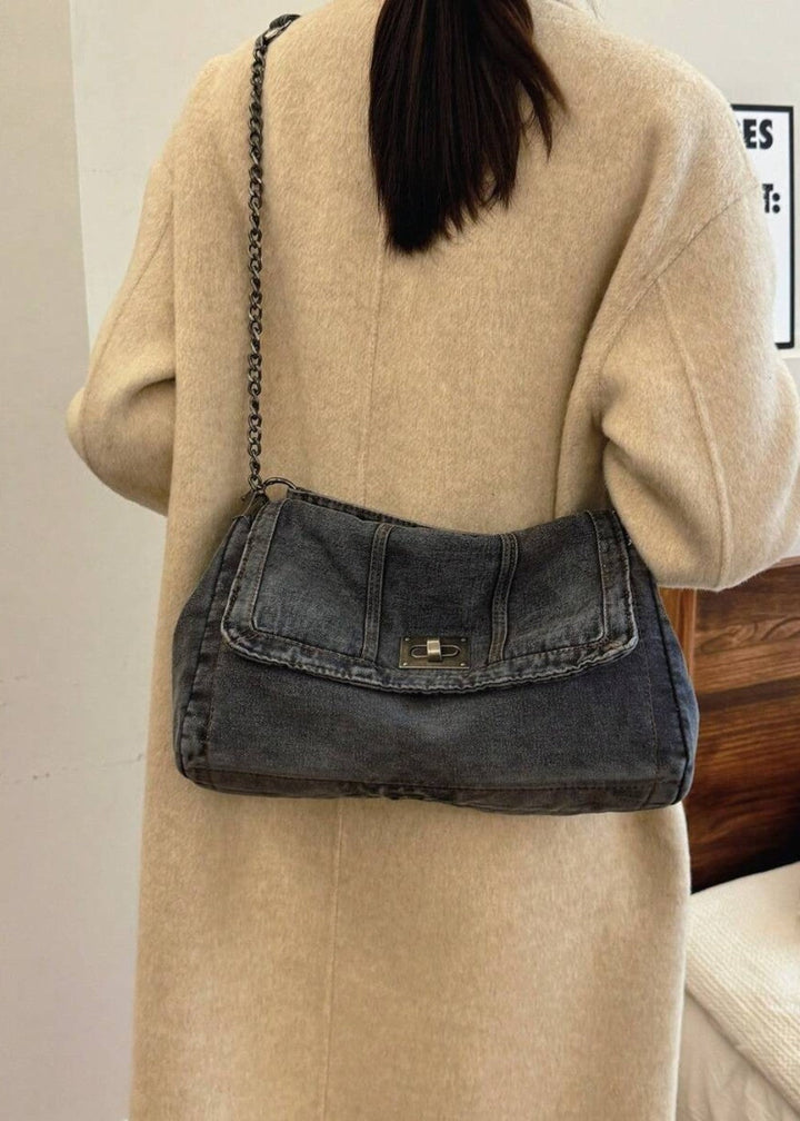 Urban denim handtas voor dames, trendy en praktisch met een stoere kettingband.