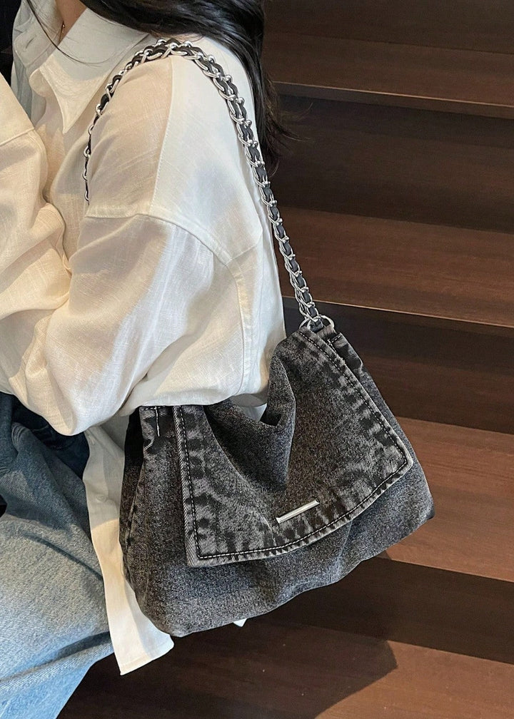 Denim schoudertas met ketting voor dames, een tijdloos en stijlvol accessoire in urban design.