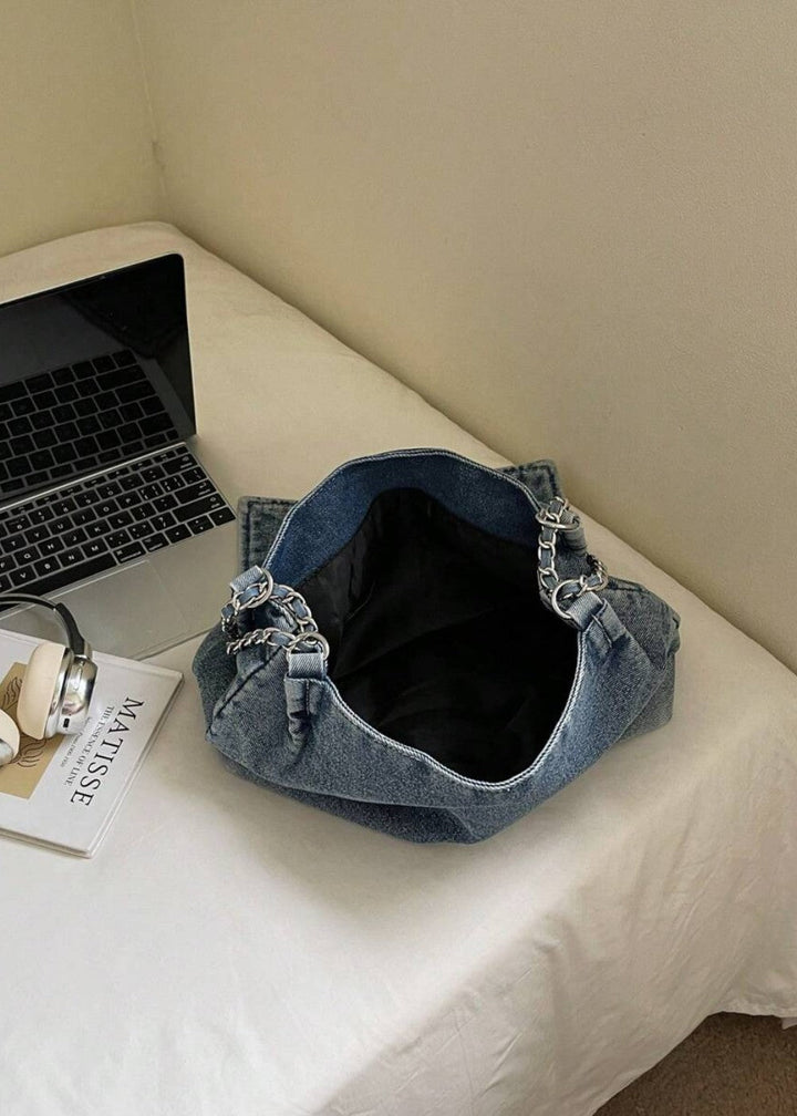 Trendy dames accessoire: denim kettingtas, de perfecte aanvulling op je urban garderobe.