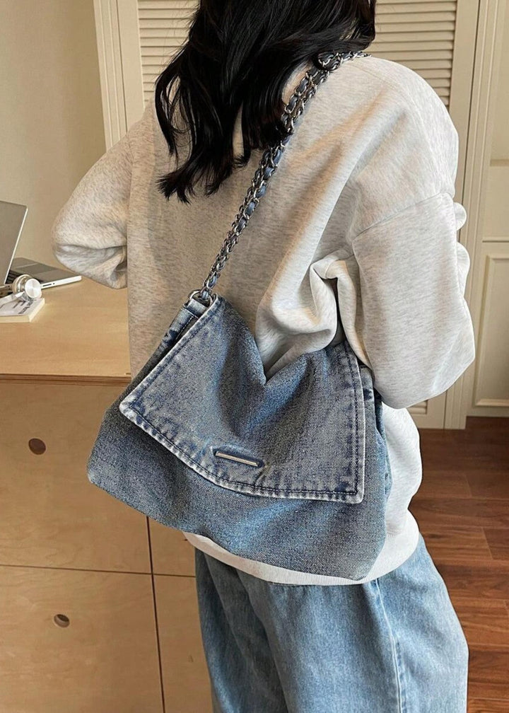 Chique denim dames handtas, voorzien van een elegante ketting, ideaal voor de urban fashionista.