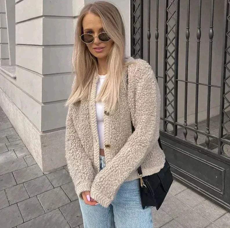 Stijlvol dames overshirt van teddy stof, ideaal voor casual looks. Beschikbaar in veelzijdig beige en klassiek zwart.