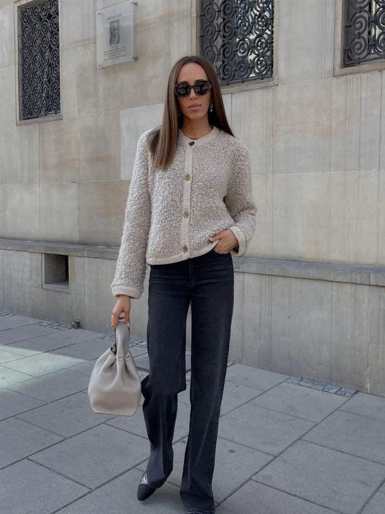 Trendy beige dames overshirt in teddy-stijl, een veelzijdig vestje voor elke casual outfit.