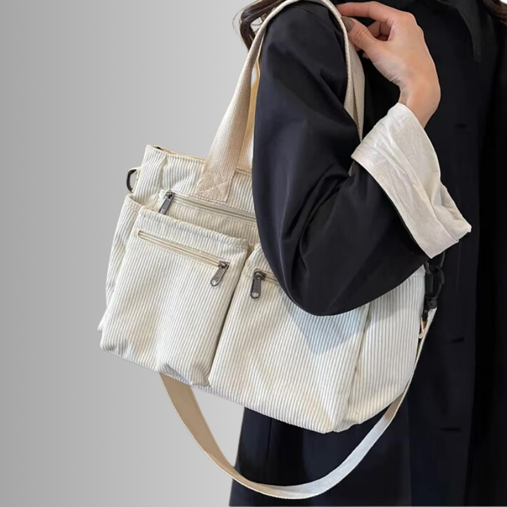 Modieuze schoudertas voor dames, biedt veel ruimte en is een perfecte dagelijkse accessoire.