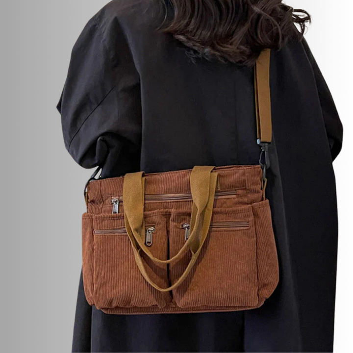 Open interieur van de ruime dames schoudertas, toont veelzijdigheid voor je essentials.