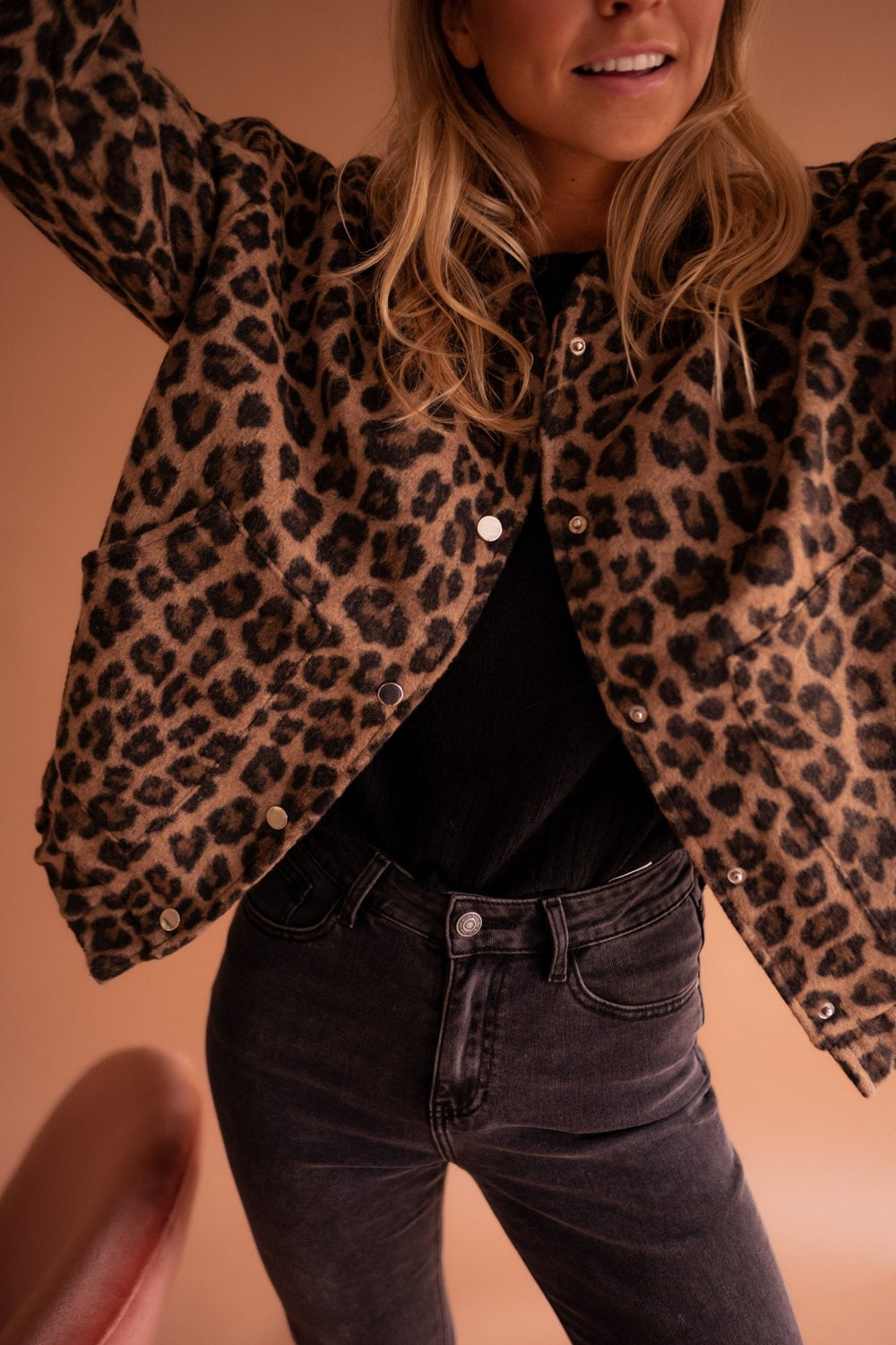 Elegant damesjasje met trendy luipaardprint, perfect voor een stijlvolle look in najaar/winter.