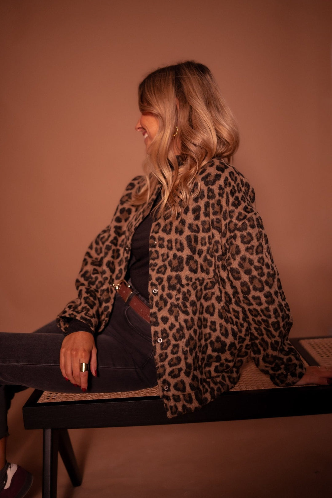 Comfortabel damesjasje met opvallende animalprint en luxe voering, geschikt voor casual en elegant.