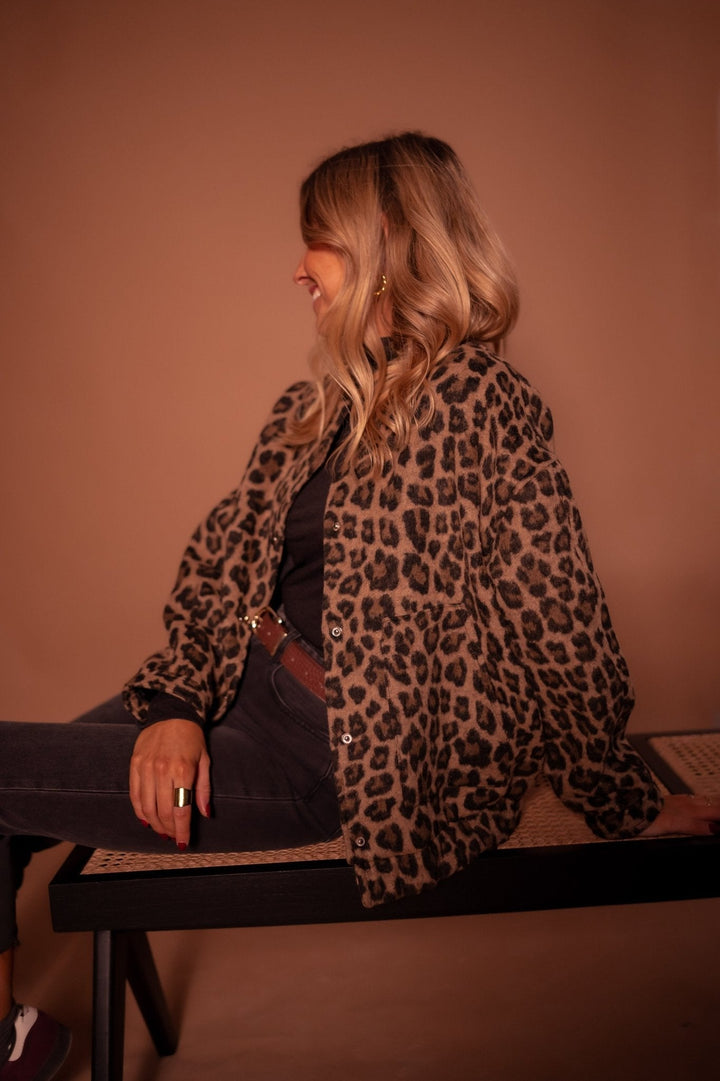 Comfortabel damesjasje met opvallende animalprint en luxe voering, geschikt voor casual en elegant.