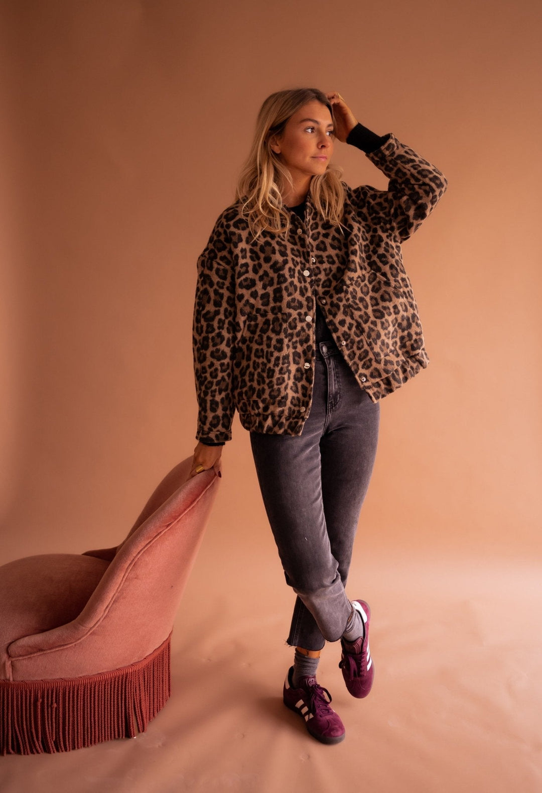 Fashionabel damesjasje met luipaardprint, casual chic en elegant. Perfecte bovenkleding voor vrouwen.