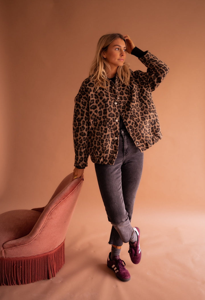Fashionabel damesjasje met luipaardprint, casual chic en elegant. Perfecte bovenkleding voor vrouwen.