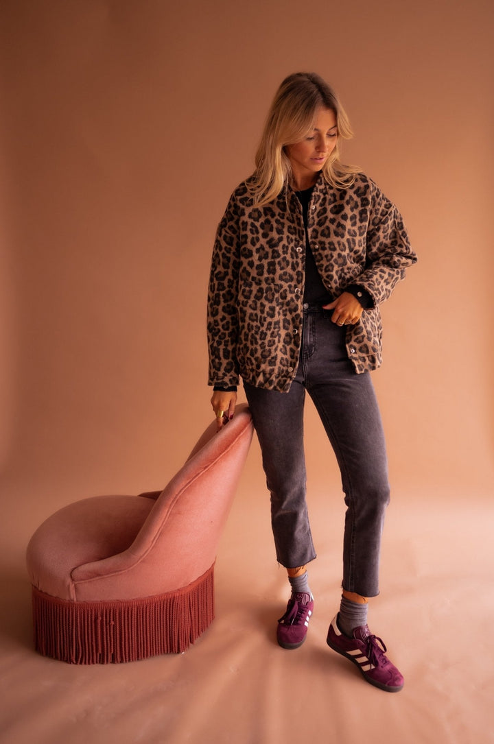 Trendy damesjasje met unieke luipaardprint, warme voering. Ideaal voor fashion in koudere seizoenen.