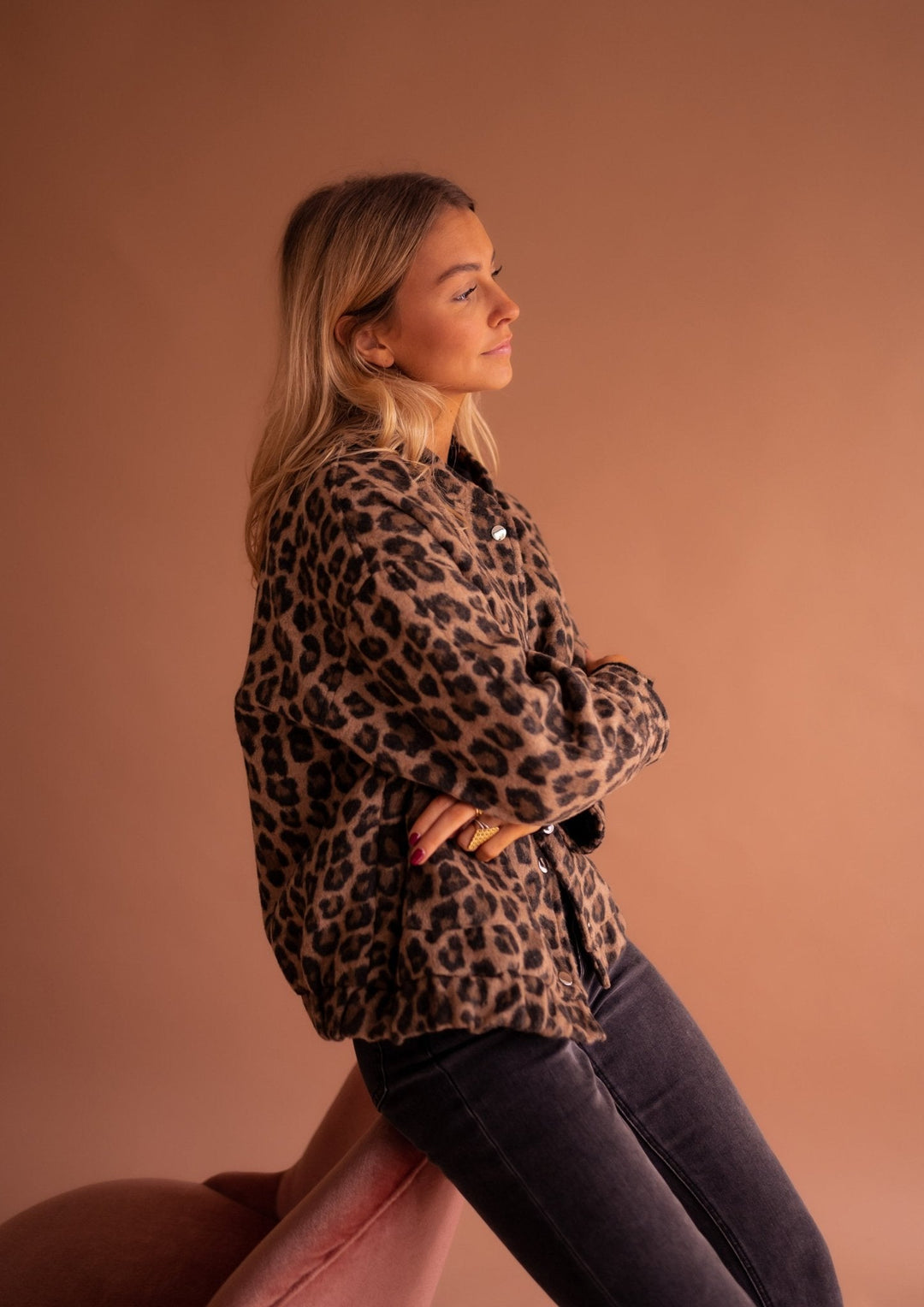 Casual chic damesjasje met luipaardprint en zachte voering, comfortabel voor elke dag.