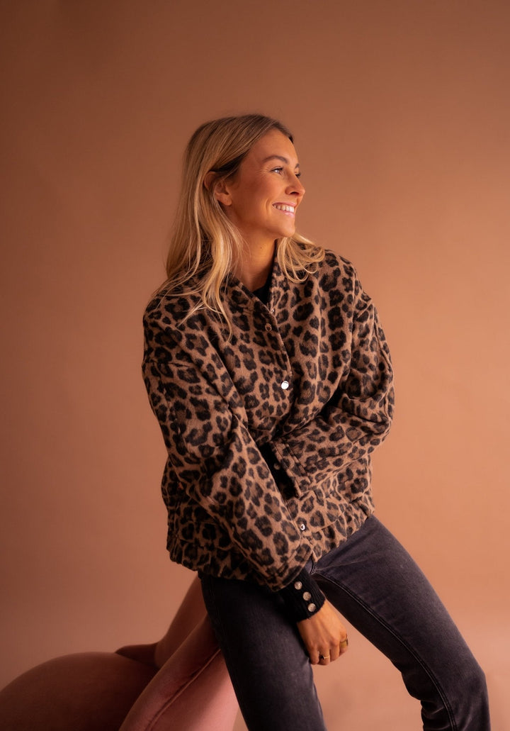 Opvallend damesjasje met trendy luipaardprint, een fashion statement voor het najaar en de winter.