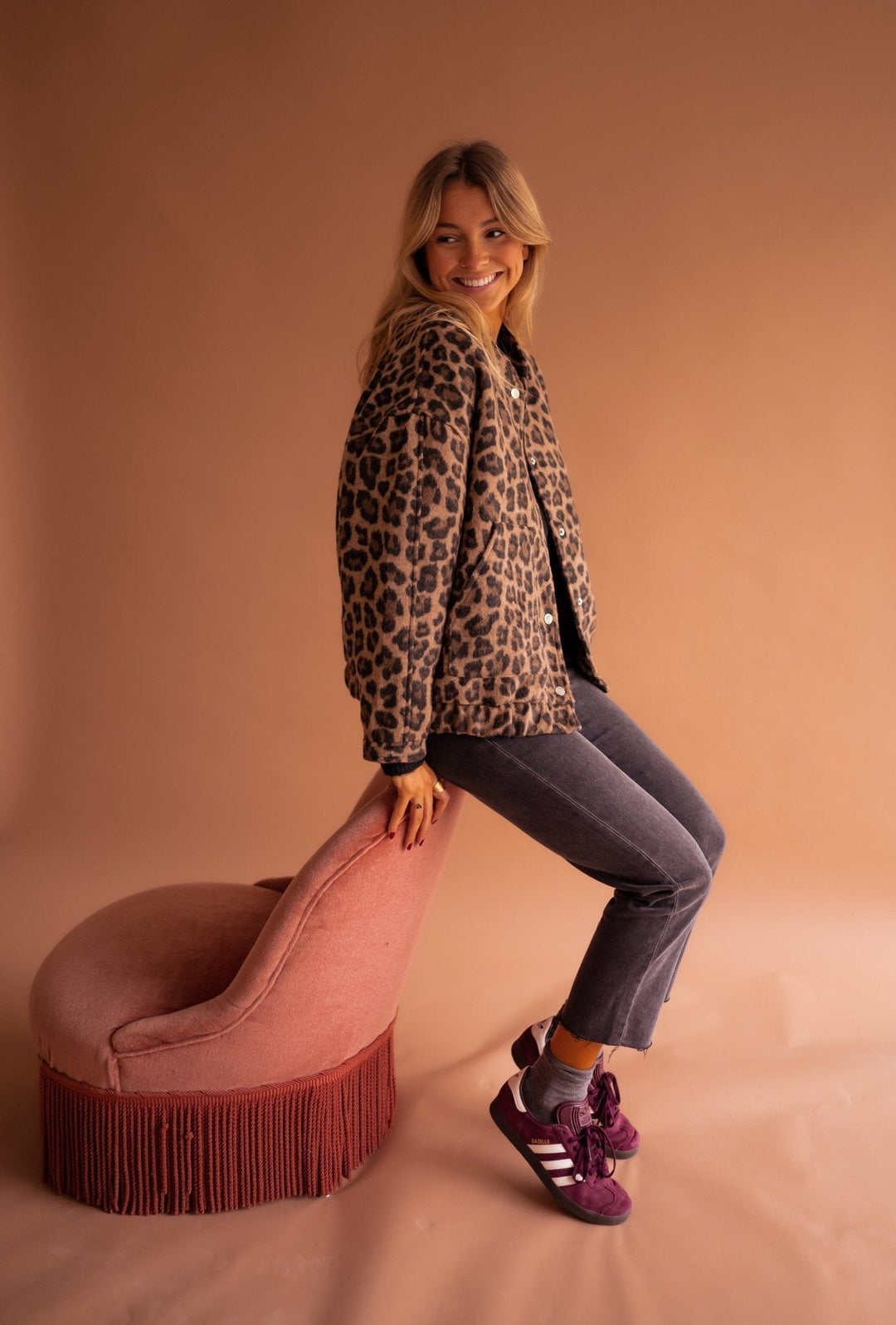 Elegant damesjasje met comfortabele luxe voering en stijlvolle luipaardprint, perfecte winterjas.