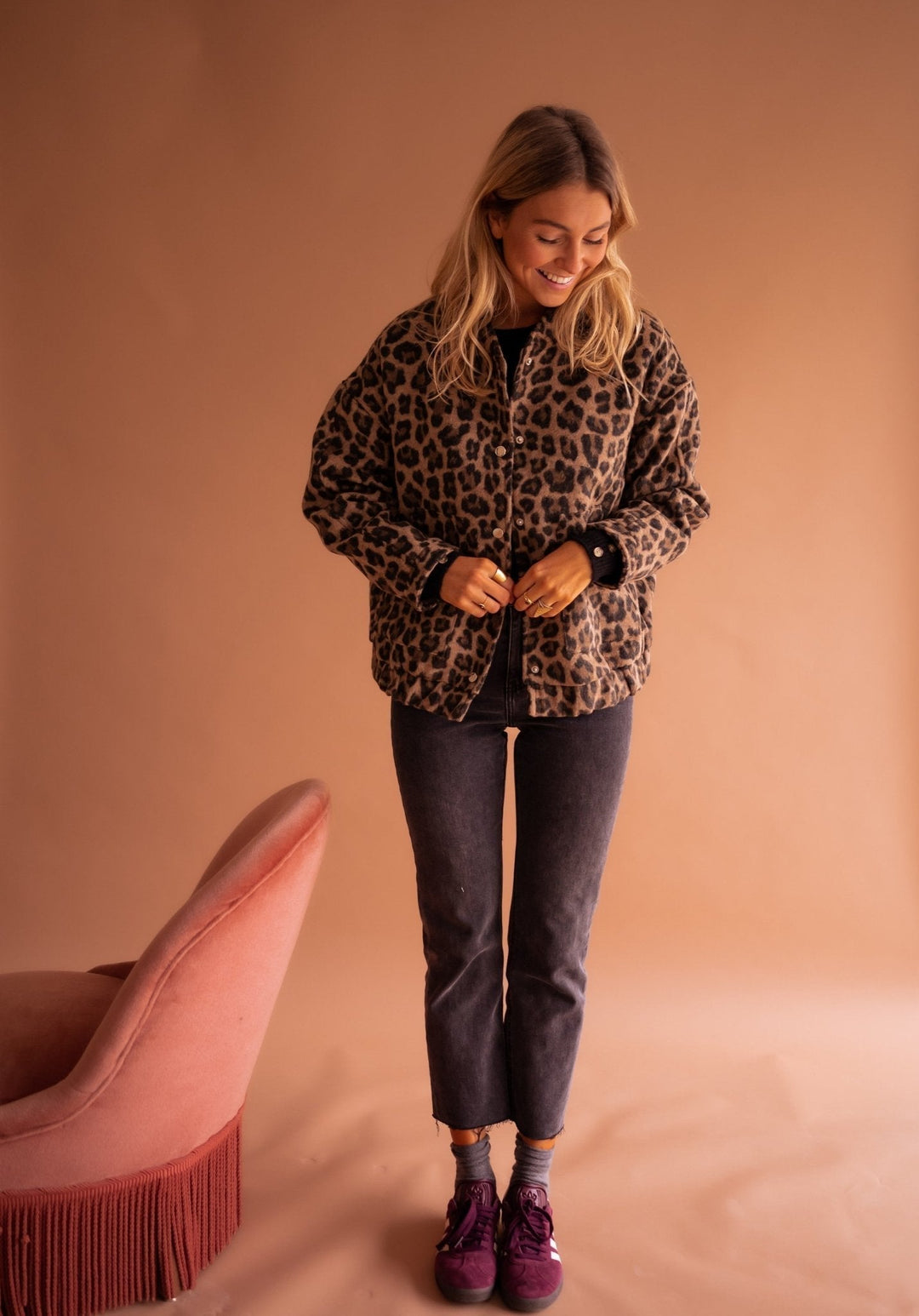 Warm damesjasje met luipaardprint en zachte voering. Trendy animalprint jas voor najaar/winter.