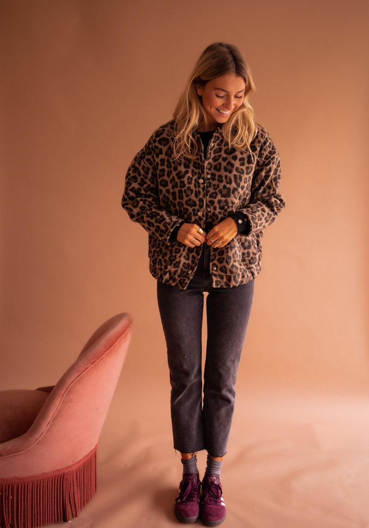 Warm damesjasje met luipaardprint en zachte voering. Trendy animalprint jas voor najaar/winter.
