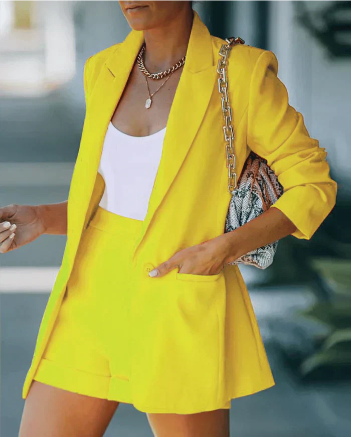 "Trendy elegante dames blazer en short set, slanke fit met high-waist shorts, ideaal voor zakelijke en informele outfits."