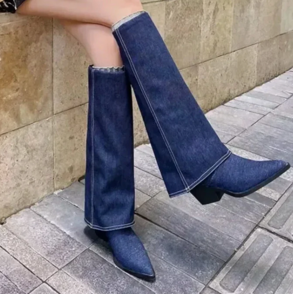 Comfortabele hoge dames winterlaarzen met trendy design en stevige antislip zool.