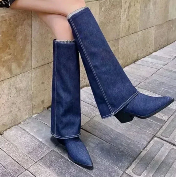 Comfortabele hoge dames winterlaarzen met trendy design en stevige antislip zool.