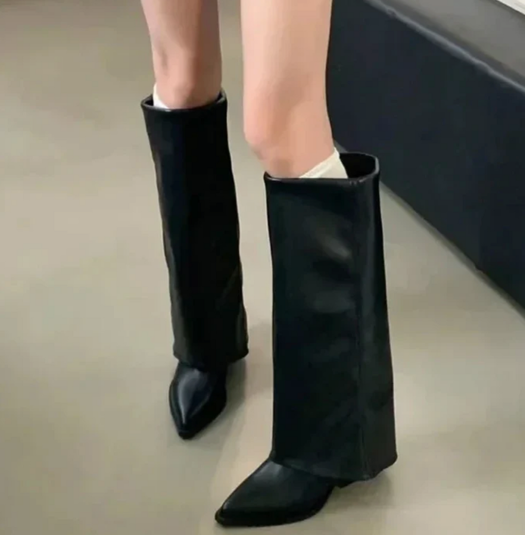 Veelzijdige trendy hoge dameslaarzen, ideaal voor een moderne look en damesmode.