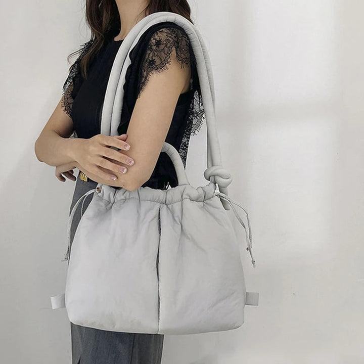 Modieuze dameshandtas met opvallend puffer patroon, een trendy en comfortabele keuze.