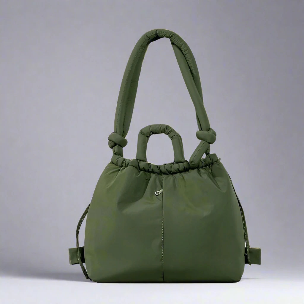 Moderne dameshandtas met zacht puffer materiaal en ruime vakken, zowel elegant als functioneel.