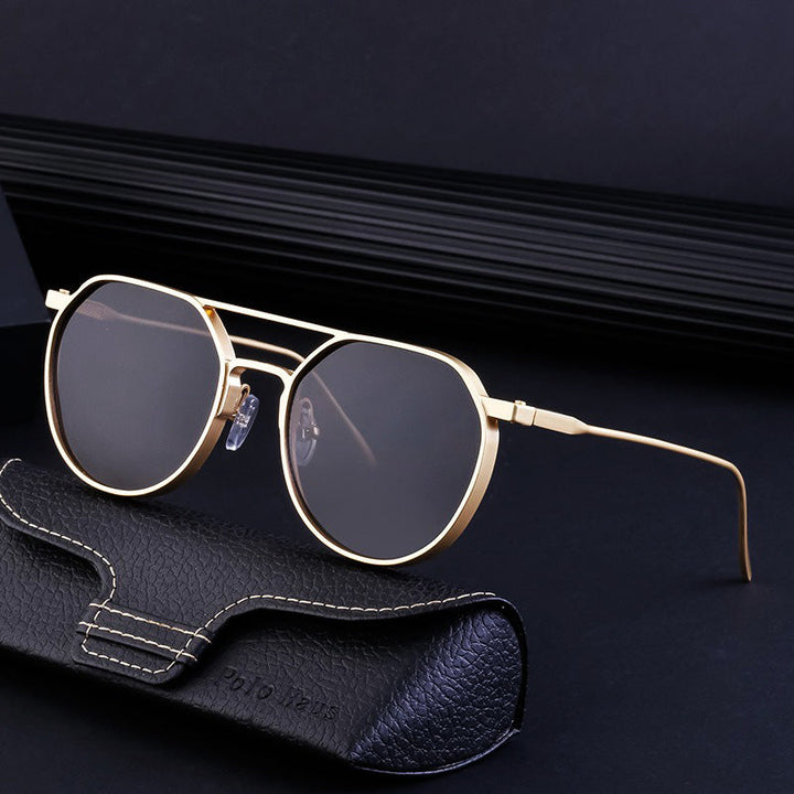 Trendy unisex zonnebril met donkere glazen, stijlvol fashion accessoire voor zomerse dagen en complete UV-bescherming.